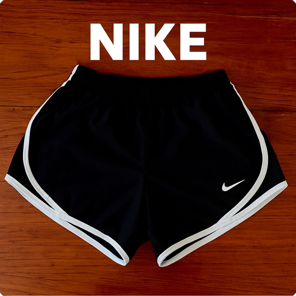 Nike Women’s Size Small Athletic Shorts Black and white